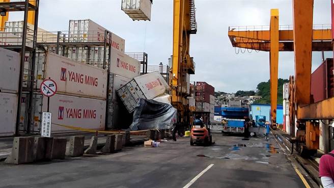 基隆市基隆港西岸有货柜掉落，里头易燃液体「丙二醇甲醚醋酸酯」外泄。（翻摄照片／陈彩玲基隆传真）
