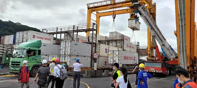 基隆市基隆港西岸有货柜掉落，无安全疑虑，正吊离现场。（翻摄照片／陈彩玲基隆传真）