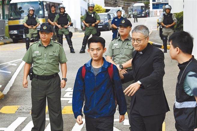 在台杀害怀孕女友潘晓颖的港人陈同佳。图中为陈同佳（蓝色风衣者），右黑衣者为管浩鸣。（资料照／中新社）
