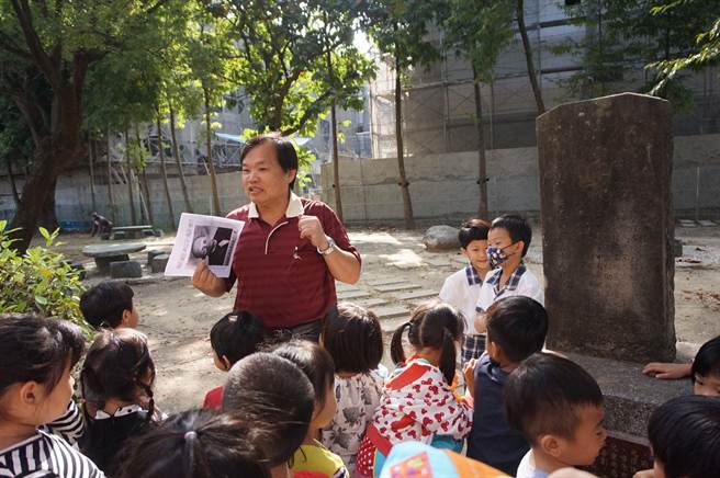 嘉义市博爱国小校长张英裕向小朋友导览解说学校创建由来。（嘉义市政府教育处提供）