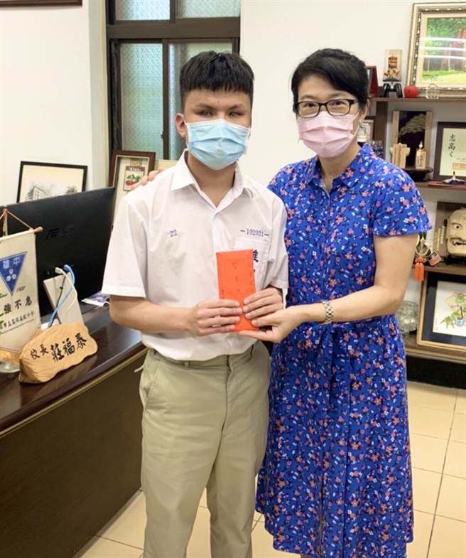 高雄中學家長會長夫人盧貞宏轉頒5萬元獎學金給黃崇恩。（高雄中學提供）
