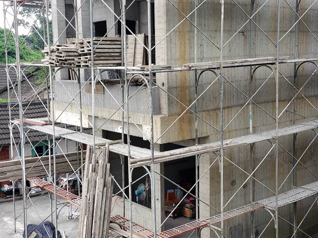 云林县建筑案1年数百件，县政府建设处审核速度缓慢、流程冗长，申请建筑执照、使用执照动辄要7、8个月。（周丽兰摄）