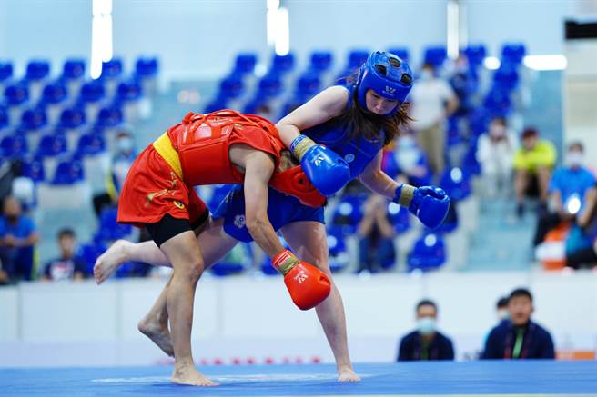 陈暐婷（右）减重22公斤，在全运会武术散手女子56公斤级夺金。（全运会提供）