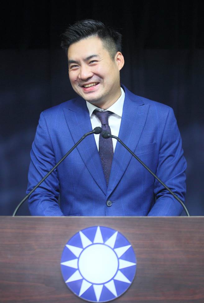 国民党20日表示年底前将设立「国民党驻美代表处筹备处」，并已指派新任国际部副主任黄裕钧（如图）负责筹备工作，黄预计12月初赴美与美国联邦政府、国会与政策智库沟通党的政策议程和立场，期盼尽快展开更多对话。（张铠乙摄）