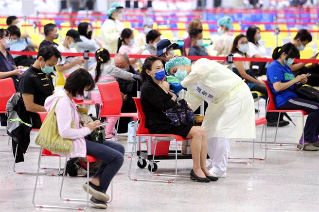 日本專家警告，「即使感染人數暫時下降，新的浪潮也會到來。」除了施打疫苗，還需搭配NPI（非藥物干預）等措施搭配，才能完全控制這波大流行。（資料照／黃世麒攝）