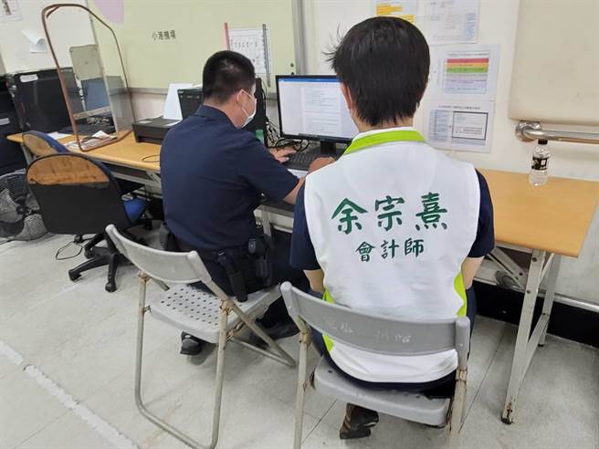 余宗熹選舉布條被拆，到派出所報警。（翻攝照片）