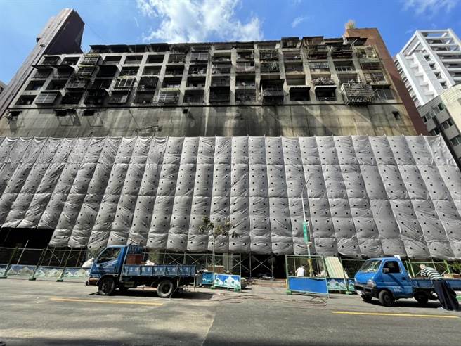 高雄盐埕区城中城大楼火警造成46人死亡、41人轻重伤，各界捐赠的善款已累积超过1亿5000万元，但却发生有不肖人士冒名登记成为城中城住户，想要冒领善款及补助。（本报资料照片）