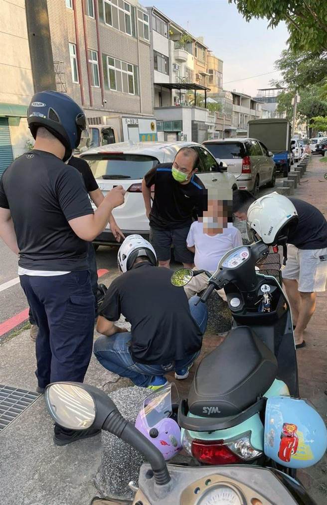 求职女上传存折封面给公司，却被利用作为诈骗人头户。台南市警六分局将计就计，逮获取款车手黄姓男子（着白上衣）。（读者提供／洪荣志台南传真）