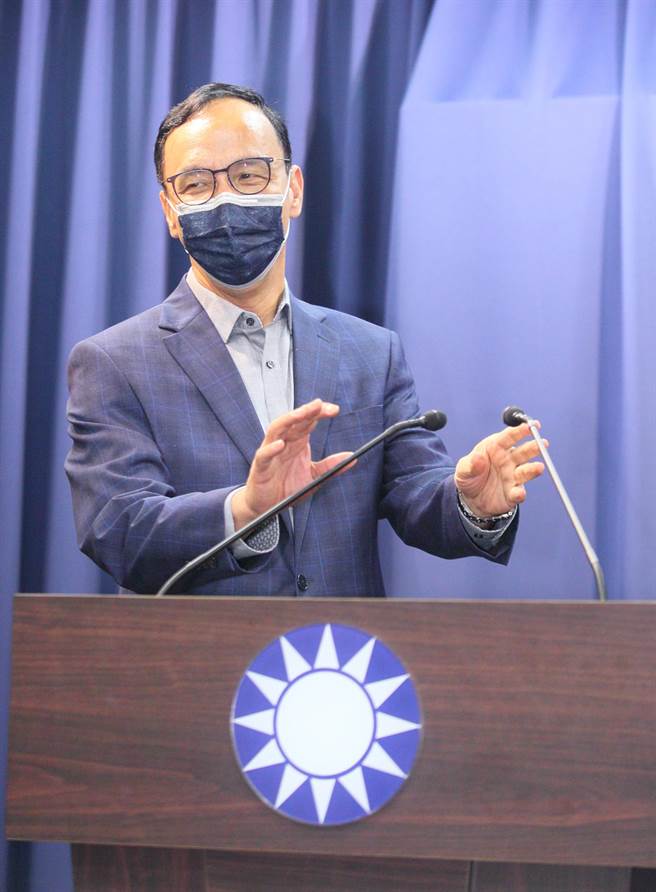 台湾基进党立委陈柏惟罢免案将在23日投票，国民党主席朱立伦（如图）20日中常会前表示，疫情期间大家主张要多採购疫苗，看到「这位委员」也是反对，在地的声音转换为罢免的力量，就是民主的表现，不要把是非对错变成意识形态跟政党对决。（张铠乙摄）