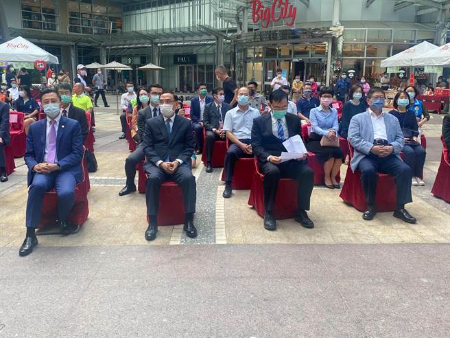 新竹市長林智堅（左一）拋出大新竹合併倡議後，20日與縣長楊文科（右一）首次同場參加活動，但兩人幾乎零互動，且主辦單位特別將2人座位隔開。（陳育賢攝）