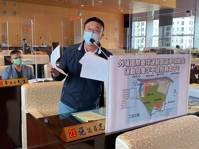 台中市议员施志昌抨击，排水问题与贵宾室却根本看不到本垒板，专案报告只字不提，只会粉饰太平。（卢金足摄） 