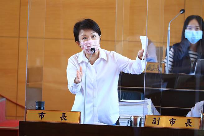 台中市长卢秀燕20日在议会对外埔国际垒球运动园区经费争取，向立法院副院长蔡其昌表达感谢，都是有功人士。（卢金足摄）