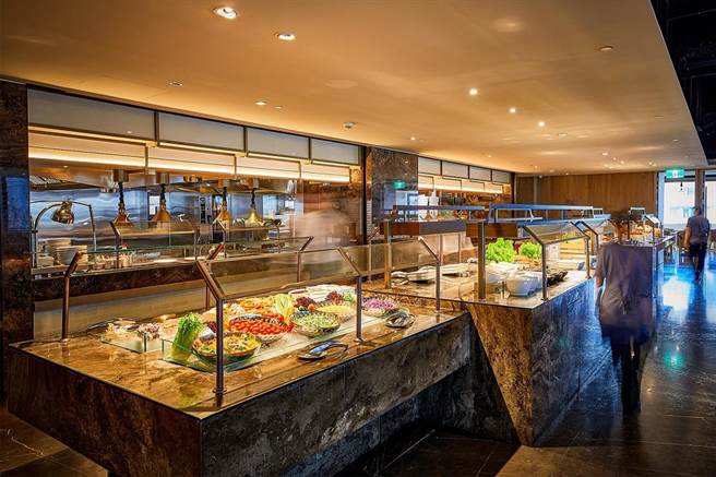 「Market Flavor悦．市集」自助餐台升级，推出时令海鲜、多款主厨特制热食及每日限定甜点，让民眾无限取用。（台北新板希尔顿酒店提供）