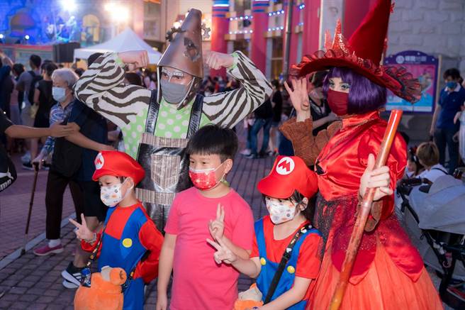 外籍舞者与游客一同以万圣装扮合影。（义大游乐世界提供）