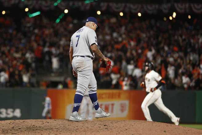 道奇先发投手乌瑞亚斯被巨人队击出全垒打。（美联社资料照）