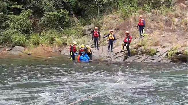 上午搜救人員發現陳姓女學童遺體。（新北市消防局提供）