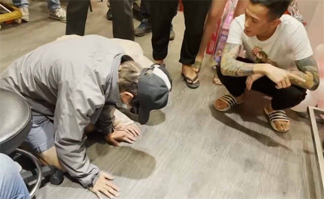 該保母與與丈夫今（20）現身到女嬰靈堂，一路跪著爬進場、不斷說對不起，但憤怒的家屬怒吼要求說出真相「我沒有看到一滴眼淚，你們不用起來」。（翻攝自臉書）