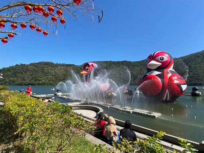 迈入第9年的红面鸭活动，已成为游客来花莲必游之地，水面15米巨型红面鸭随音乐喷泉律动。（花莲县府提供／王志伟花莲传真）