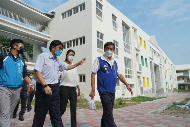 斥資1.9億，南投市南崗國中新校舍完工，南投縣長林明溱（右）、立委許淑華（中）等，20日視察新校舍狀況。（黃國峰攝）