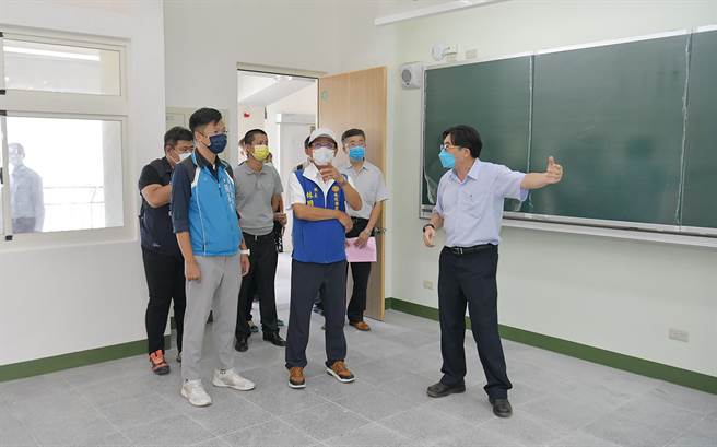 斥資1.9億，南投市南崗國中新校舍完工，南投縣長林明溱（中）20日前往視察新校舍狀況。（南投縣府提供／黃國峰南投傳真）