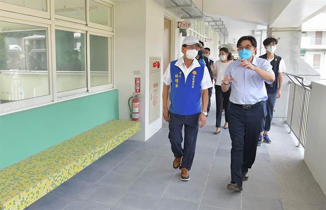 斥資1.9億，南投市南崗國中新校舍完工，南投縣長林明溱（左）20日前往視察新校舍狀況。（南投縣府提供／黃國峰南投傳真）