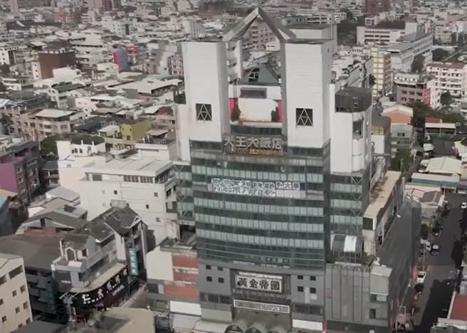 员林黄金地段的黄金帝国大厦，地下4层地上14楼，从921地震后已荒废20多年。（曹嘉豪提供／吴敏菁彰化传真）