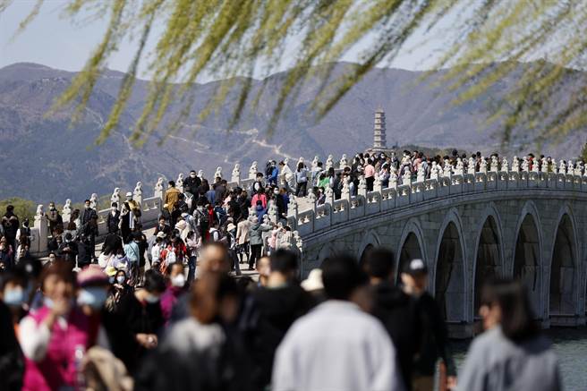 大陆新一波新冠疫情持续扩大，上海自驾旅行团群组蔓延至北京。该旅行团传播链到过的省市区，今（20日）通报再多10人染疫，3人属无症状感染者，其中2人到过北京颐和园游览。（中新社）