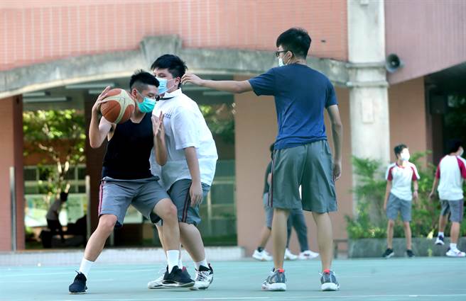 疫情趋缓，配合中央防疫措施，台北市政府20日宣布，即日起，开放学校室外体育课程、拍摄毕业照及教育杯观赛，如符合相关防疫规定，得暂时脱下口罩。（资料照，郑任南摄）