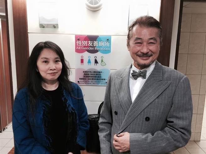 施明德妻子陳嘉君(左)與施明德(右)合影照。(圖/翻攝自 陳嘉君臉書)