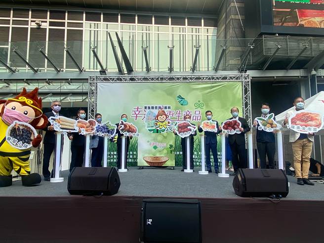 台灣更生保護會為減輕更生人經濟壓力，20日起特別與遠東巨城購物中心合辦「歡馨五倍券─幸運草更生商品展售會」活動。（陳育賢攝）