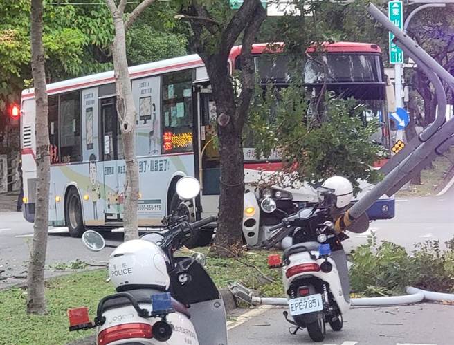 台北市士林东山路今（20）下午4时20分发生1辆巴士因不明原因撞上分隔岛，当场造成路灯遭撞歪斜，影响交通。（民眾提供）