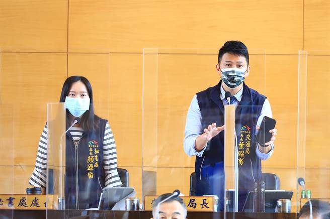 台中市府祕書處長顏迺倫（左）、交通局長葉昭甫表示，興大附農旁的文高17用地，將興建停車場年底開工，明年6月完工。（盧金足攝）