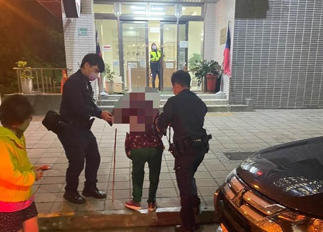 林口一名失智9旬老嫗迷途飄雨街頭，幸經善心人士與文林所警員協助後暖心助返家。(宋原彰翻攝)