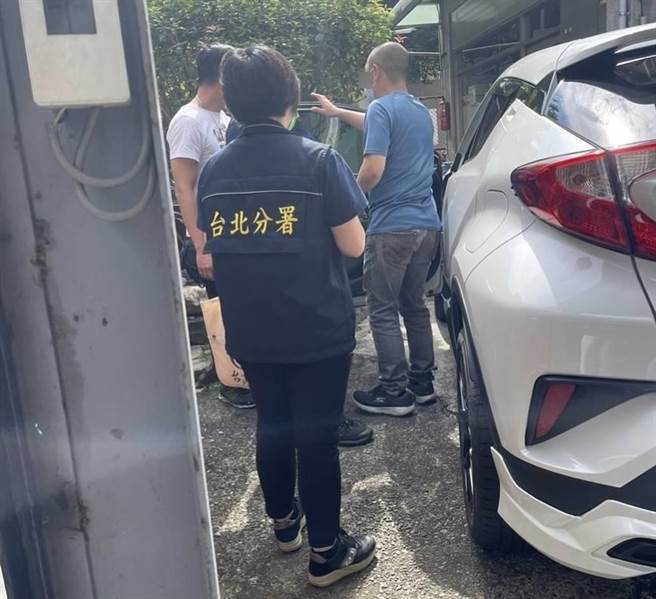 行政執行署欲強制扣車，邱男趕緊繳清罰款。（民眾提供）