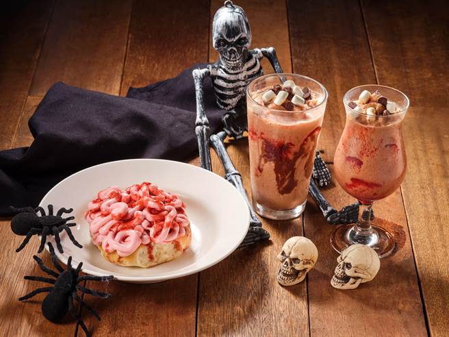Texas Roadhouse德州鲜切牛排今年以血腥为主轴，推出限期2天的万圣甜点与饮品。（德州鲜切牛排提供）