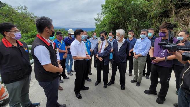 无党籍立委傅昆萁今下午与交通部次长祁文中、公路总局长许钲漳等人前往花莲瑞港公路会勘，经讨论后，研议将乡道的瑞港公路，升级为县道等级修復，同时也会拓宽路面。（民眾提供／罗亦晽花莲传真）