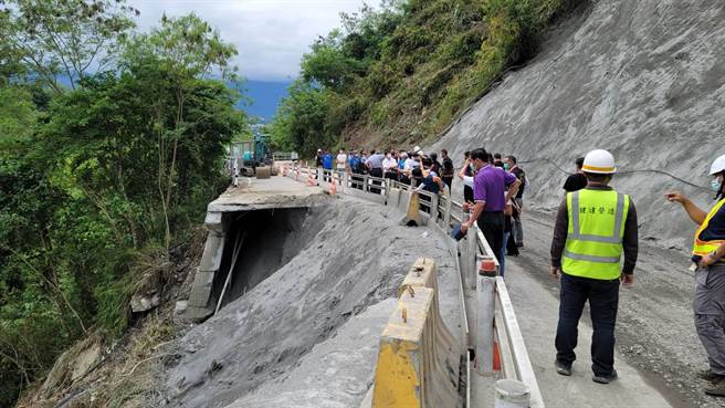 无党籍立委傅昆萁今下午与交通部次长祁文中、公路总局长许钲漳等人前往花莲瑞港公路会勘，经讨论后，研议将乡道的瑞港公路，升级为县道等级修復，同时也会拓宽路面。（民眾提供／罗亦晽花莲传真）