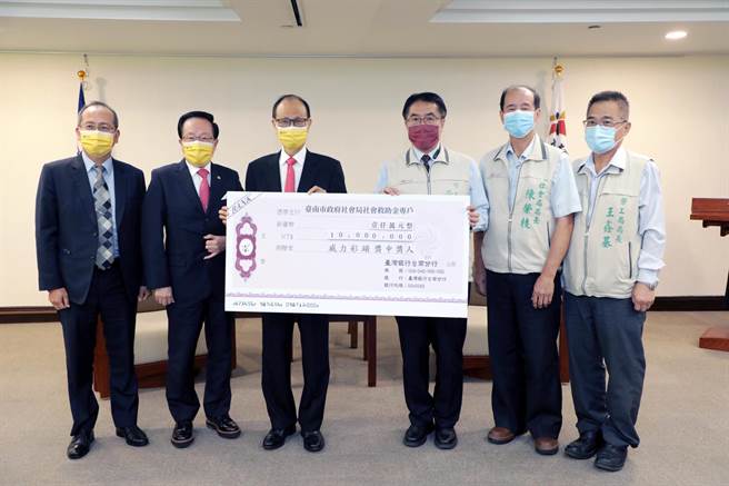 台湾彩券公司薛香川董事长（左3）受威力彩中奖人委托，捐赠1000万元给予臺南市政府，由黄伟哲市长（右3）代表接受。 (台彩提供)