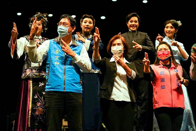 宜蘭戲曲節演出《吳沙傳奇》、《英雄再現─蔣渭水》，今天宜蘭縣長林姿妙（前排中）等人比出戲曲劍指的手勢，並歡迎民眾前來看戲。（李忠一攝）