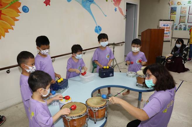 童宝娟语言治疗团队协助星儿成长 新北市年服务1.2万童。（新北市社会局提供）