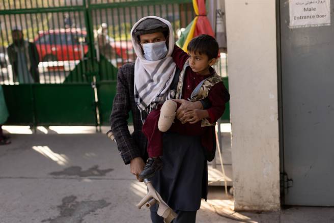 阿富汗經濟面臨崩潰邊緣，民生凋蔽，人民過著水深火熱的生活。圖非當事人。（示意圖／路透資料照）