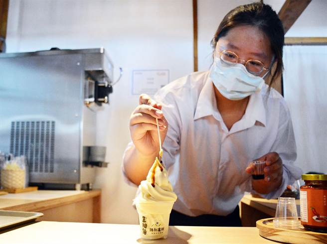 屏东酱油品牌豆油伯于胜利星村开设概念馆，推出吸睛酱油冰淇淋。（林和生摄）