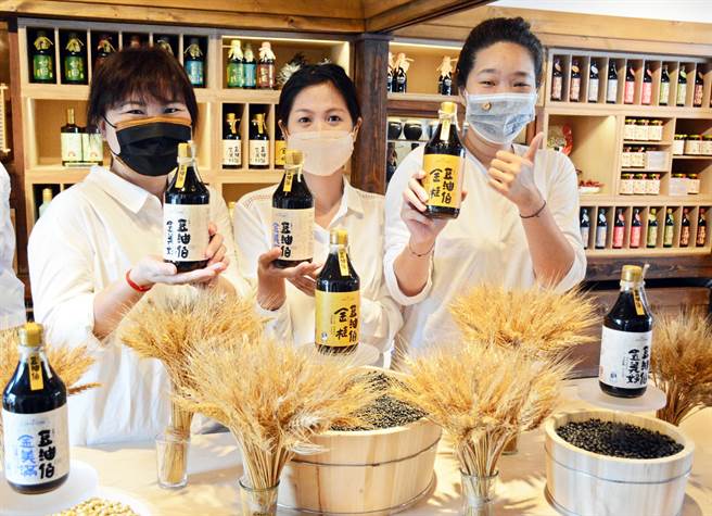 传承半世纪的屏东知名酱油品牌豆油伯，于胜利星村开设概念馆。（林和生摄）