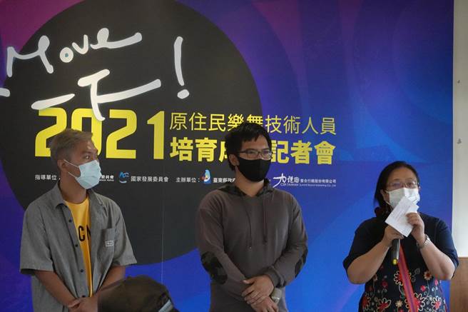 為提升台東原民樂舞實力，台東縣府今年持續推動原住民族樂舞藝術專業人才培育計畫，鼓勵更多原民青年投入幕後舞台燈光、藝術行政企畫工作。（蔡旻妤攝）