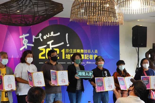 為提升台東原民樂舞實力，台東縣府今年持續推動原住民族樂舞藝術專業人才培育計畫，鼓勵更多原民青年投入幕後舞台燈光、藝術行政企畫工作。（蔡旻妤攝）