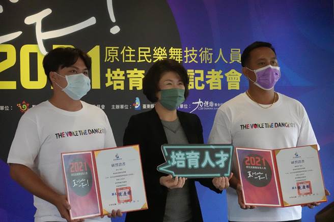 為提升台東原民樂舞實力，台東縣府今年持續推動原住民族樂舞藝術專業人才培育計畫，鼓勵更多原民青年投入幕後舞台燈光、藝術行政企畫工作。（蔡旻妤攝）