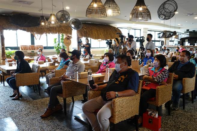 為提升台東原民樂舞實力，台東縣府今年持續推動原住民族樂舞藝術專業人才培育計畫，鼓勵更多原民青年投入幕後舞台燈光、藝術行政企畫工作。（蔡旻妤攝）