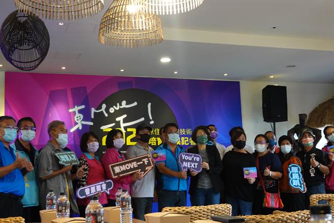 為提升台東原民樂舞實力，台東縣府今年持續推動原住民族樂舞藝術專業人才培育計畫，鼓勵更多原民青年投入幕後舞台燈光、藝術行政企畫工作。（蔡旻妤攝）