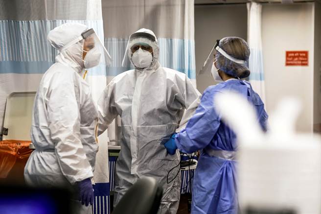 當局積極對以色列公民展開輝瑞（Pfizer）/BioNTech疫苗追加劑接種行動，使染疫人數下滑。(圖/路透社) 