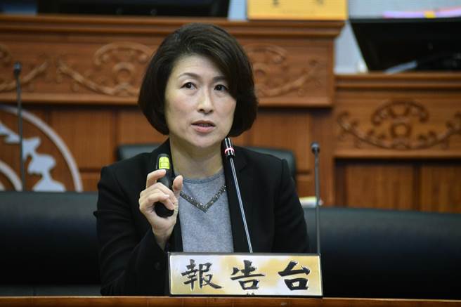 台东县长饶庆铃今天在县议会施政报告中阐述慢经济的施政主轴。（庄哲权摄）